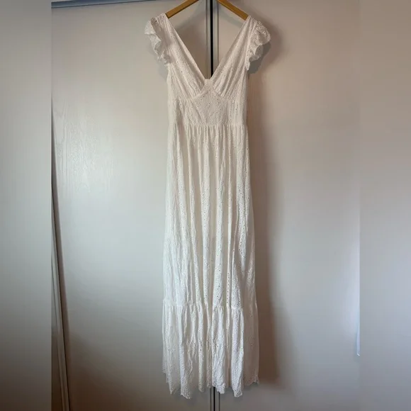 Giffniseti Elegant White Eyelit Lace Maxi Dress size Large🤍 - Picture 3 of 15
